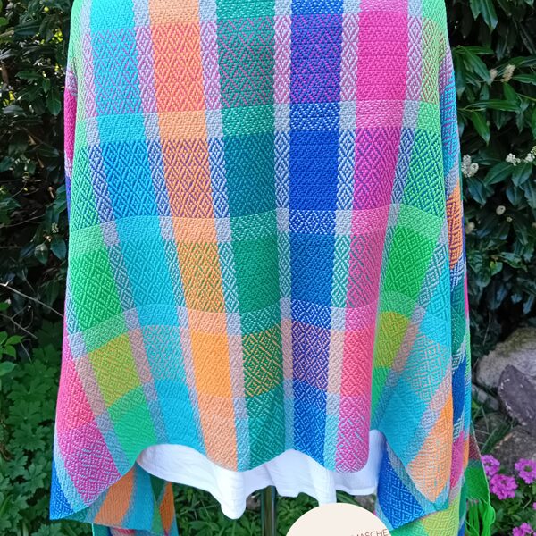 Jessica mit silbernen Trennstreifen. Auch mit weissen Streifen möglich.